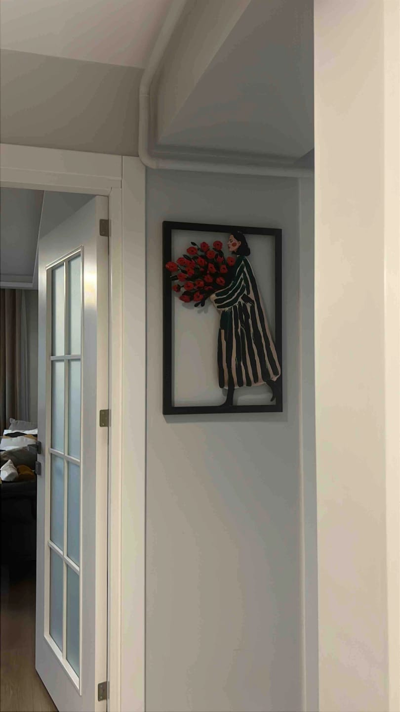 Customer photo review of Rose Lady Metal Tablo