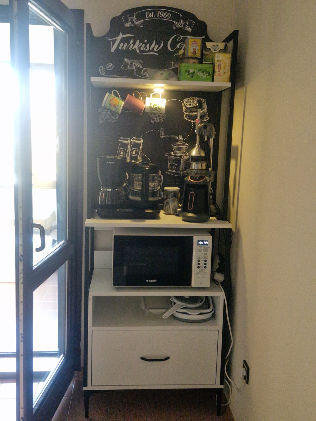 Customer photo review of Rani JE155 Işıklı Kahve Köşesi Çekmeceli Çok Amaçlı Mutfak Dolabı Beyaz