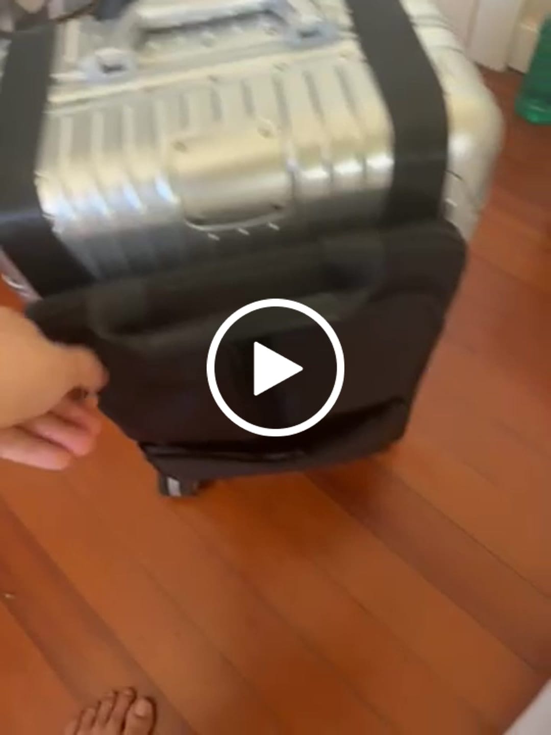 Customer video review of SUITCASE SLEEVE