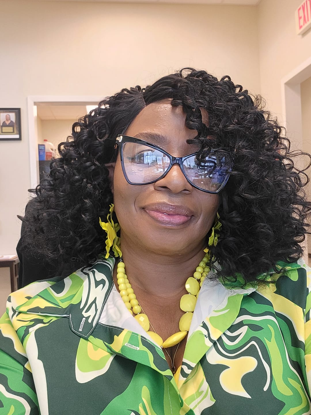 Customer photo review of Zury Sis Diva Pre-Tweezed Part Lace Front Wig - DIVA-LACE H MYSTY