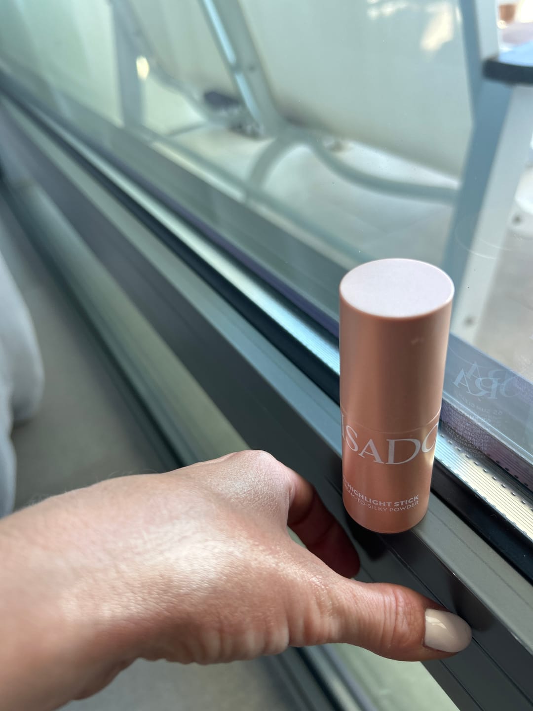 Customer photo review of Кремообразен хайлайтър стик IsaDora The Highlight Stick Cream to Silky Powder