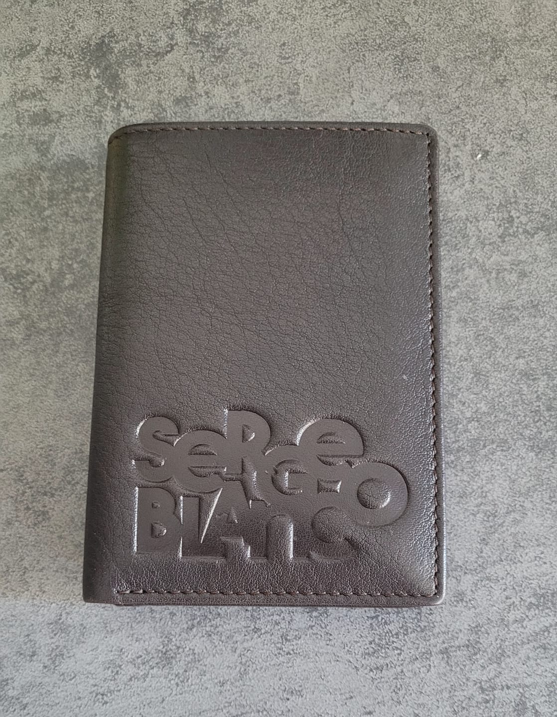 Customer photo review of Portefeuille en cuir marron avec logo relief