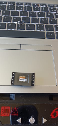 Customer's DC Jack Connecteur Alimentation posé sur un clavier d'ordinateur portable HP ProBook.