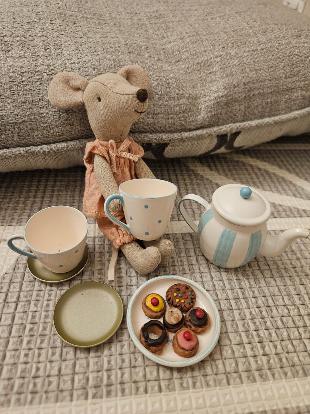 Customer photo review of Tea Pot Set 7 pcs Dollhouse  - Aqua 1/6 Scale Dollhouse Miniature