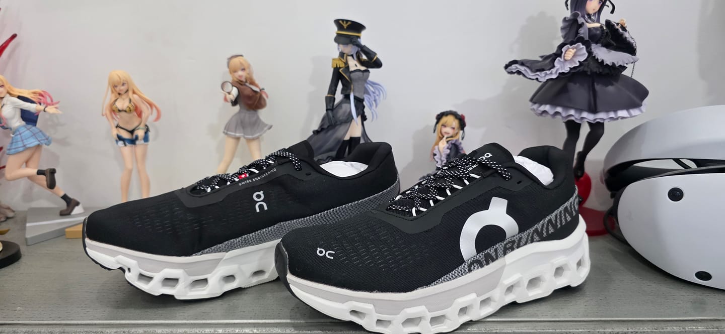Customer photo review of Tenis On Cloud Monster 2 Negro Blanco Importado