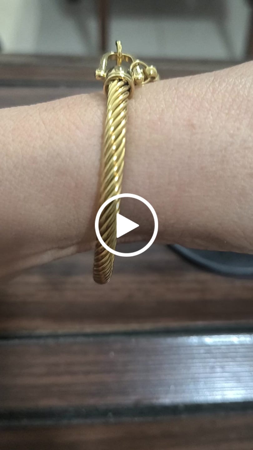 Customer video review of Bracelete Pingente São Bento Banhado em Ouro 18K