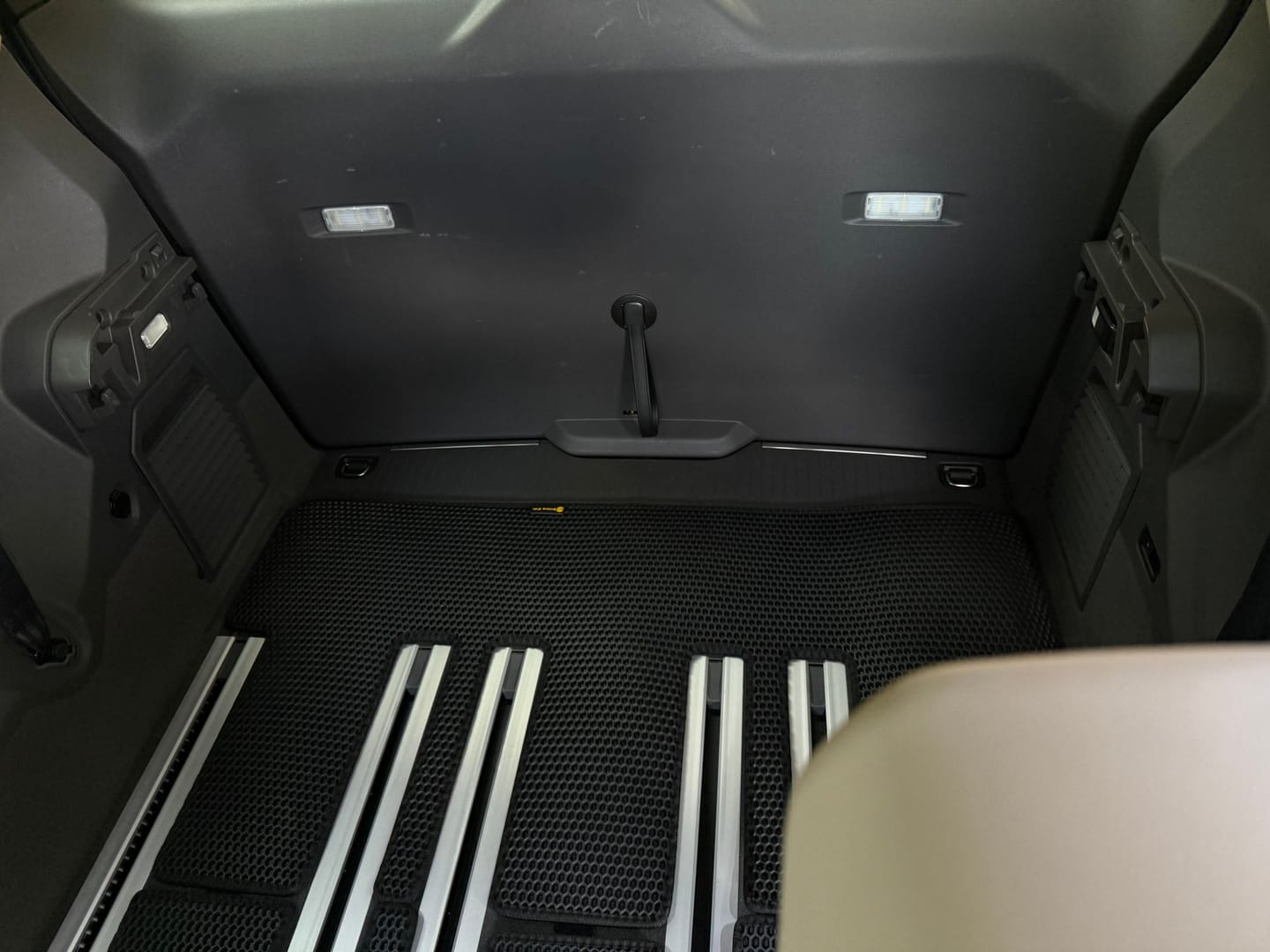 Customer photo review of Fußmatten für Van - Kofferraumwanne