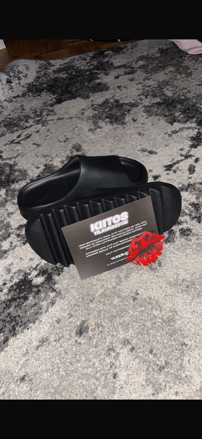 Customer photo review of Yeezy Slide Black