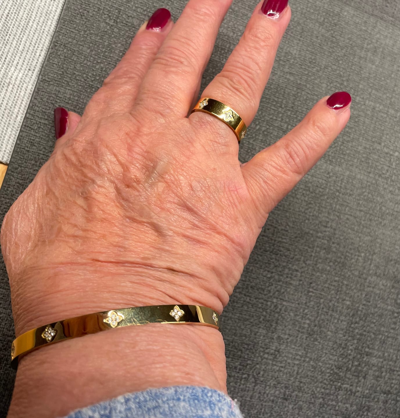 Customer photo review of Clover Stone Armreif | 18K vergoldet