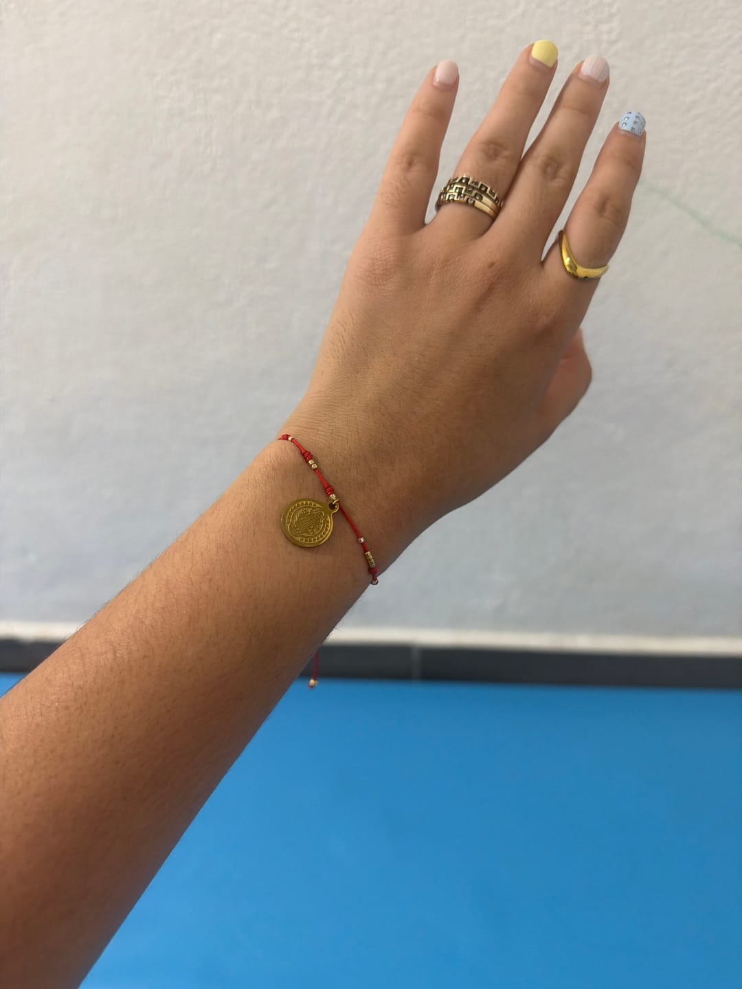 Customer photo review of Pulsera Roja Con San Benito Grande