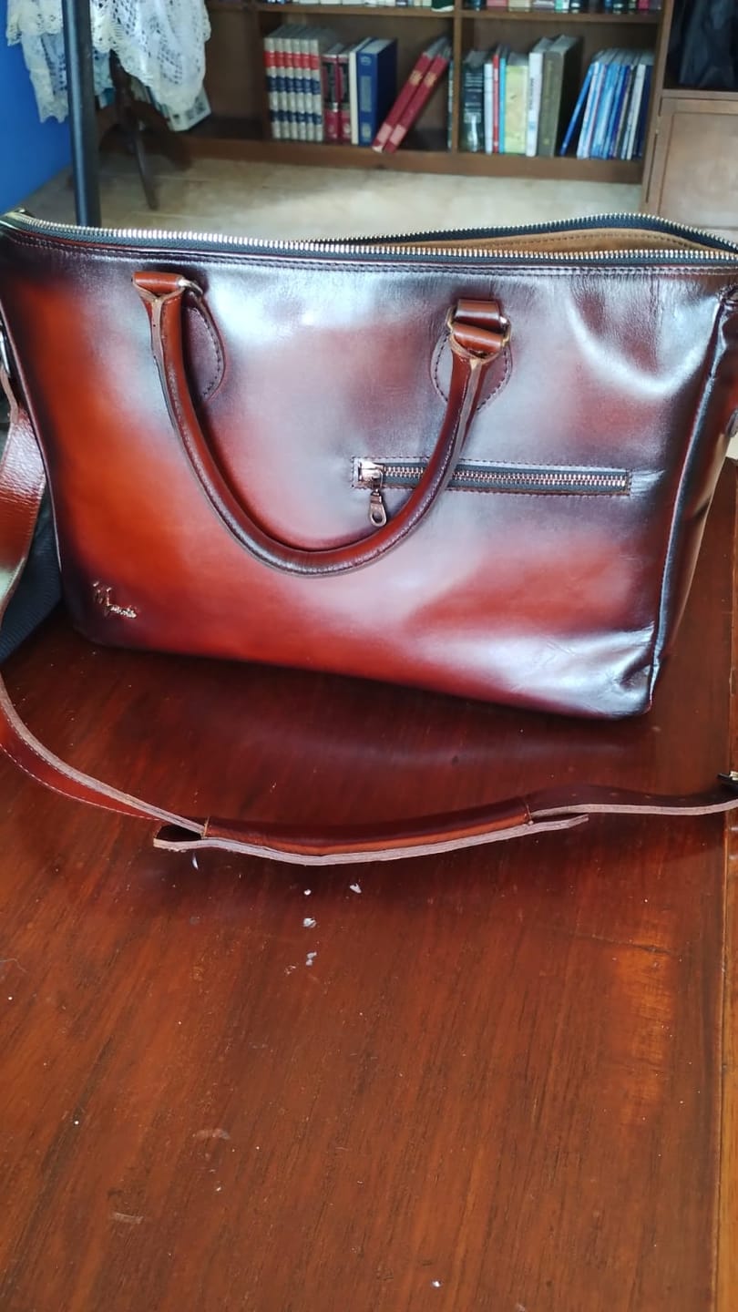 Customer photo review of Portafolio Mosvarti de Cuero para Laptop 19” Mod Seúl