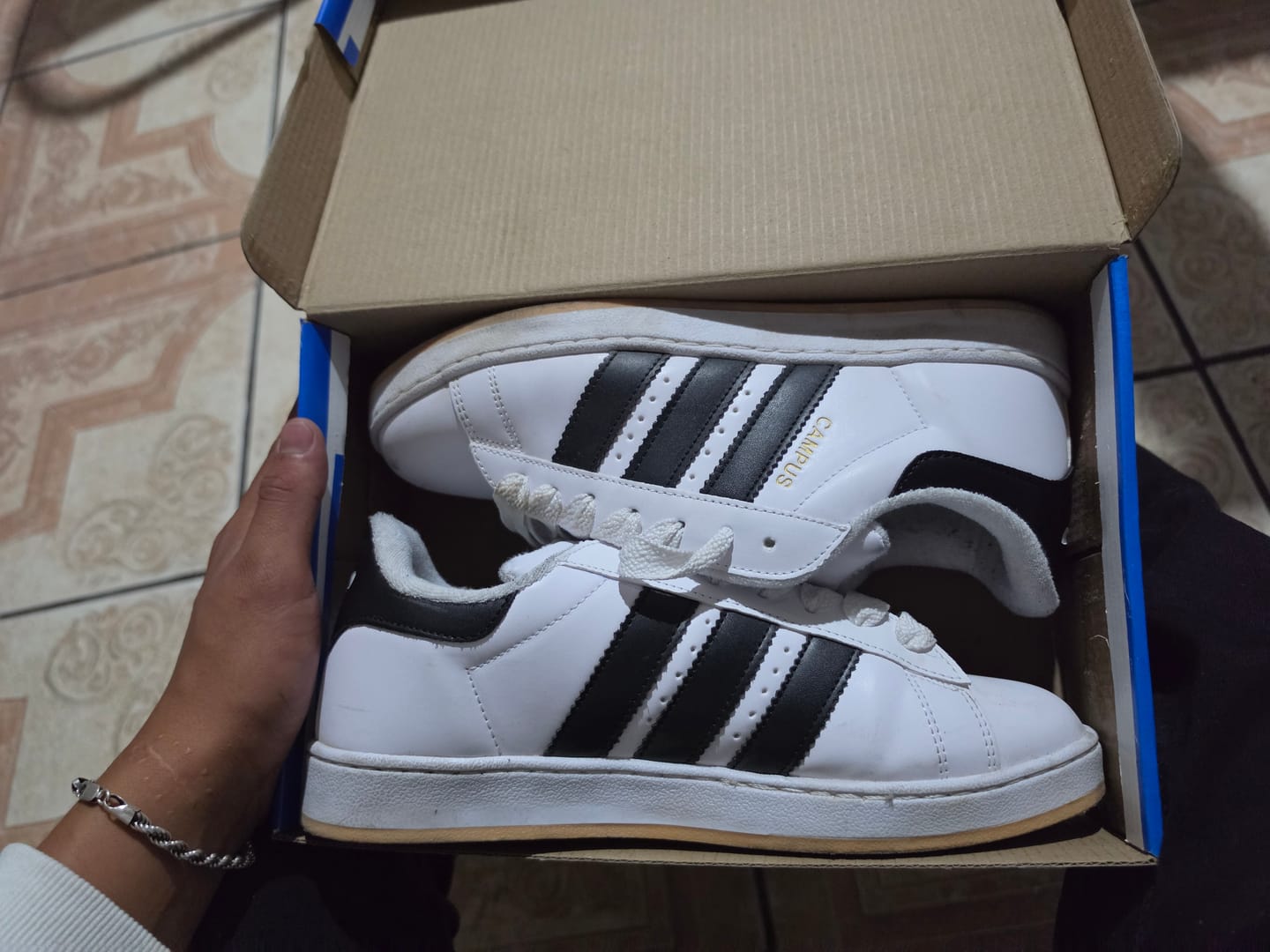 Customer photo review of Tenis 2000s Blanco Negro