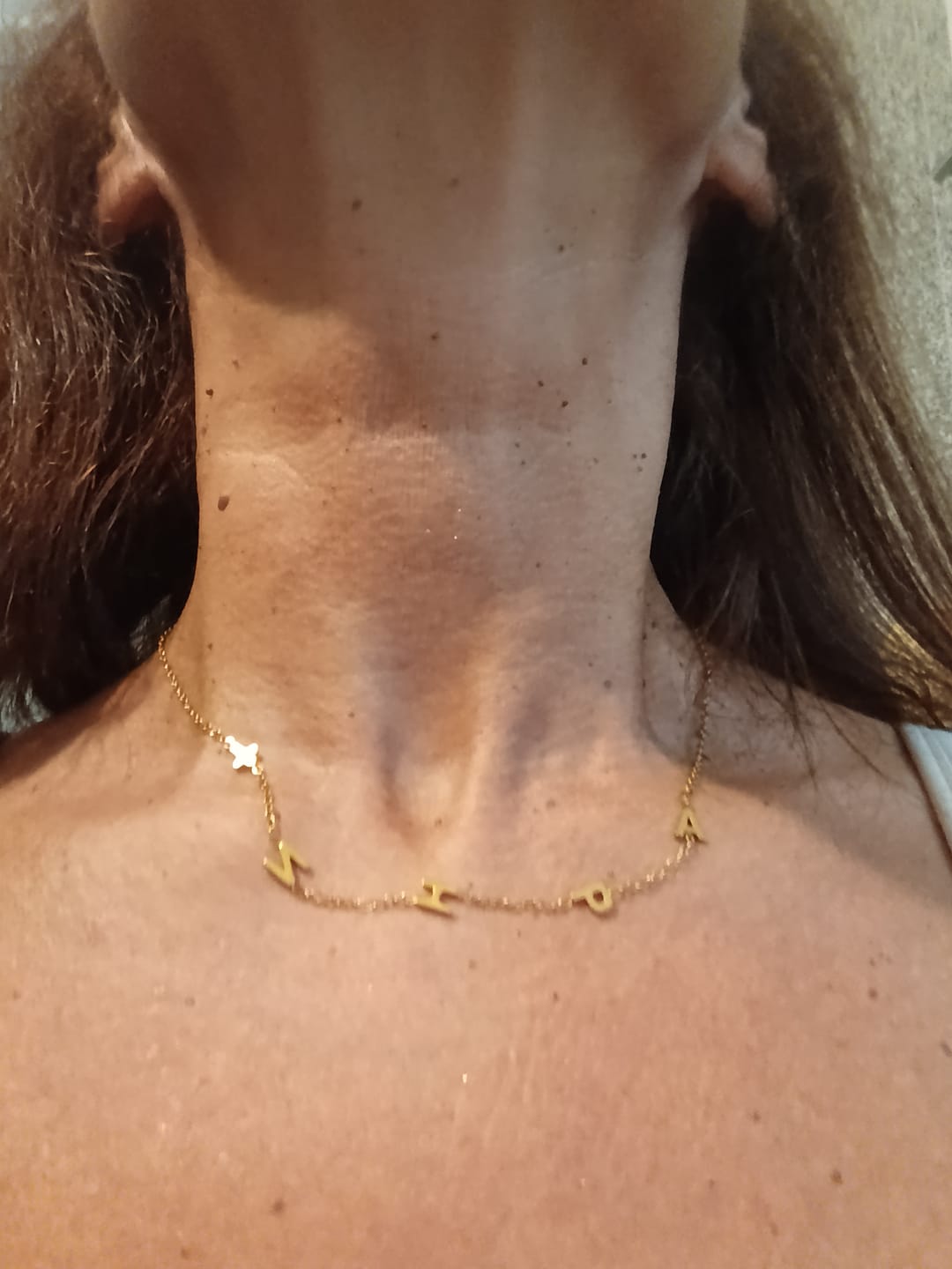 Customer photo review of Colar de Iniciais Laterais Personalizado