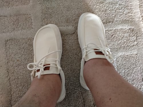 Reviewer's white Vaistoa Tyyni paljasjalkaloaferit käytössä, näkyvissä leveä varvastila.