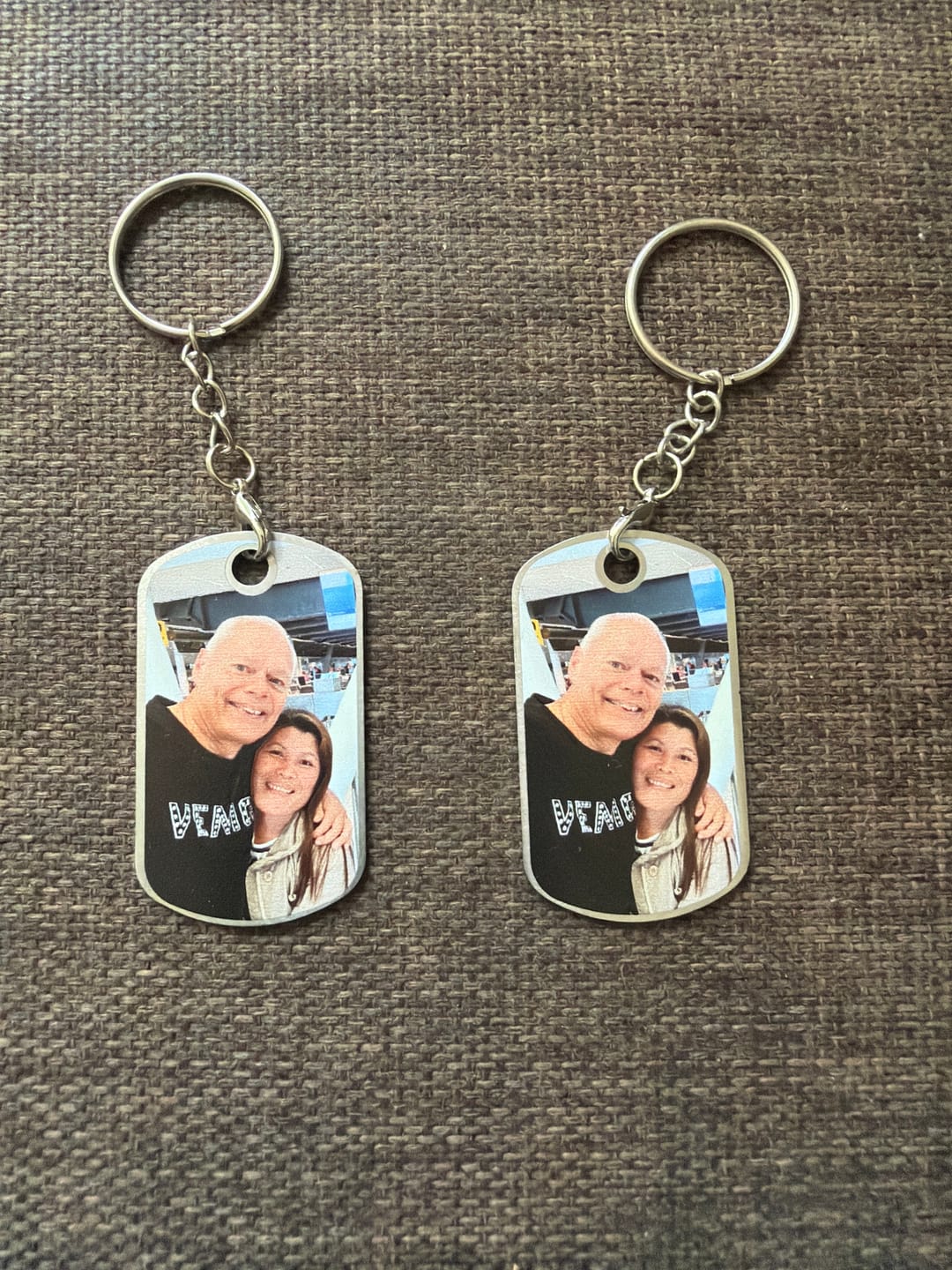 Customer photo review of Ons jubileum - Gepersonaliseerde metalen sleutelhanger