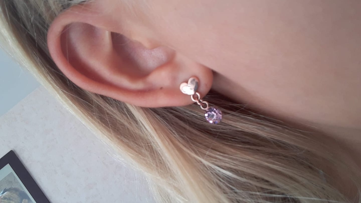Customer photo review of Ohrstecker “Mini Heart” mit Gravur und Geburtsstein