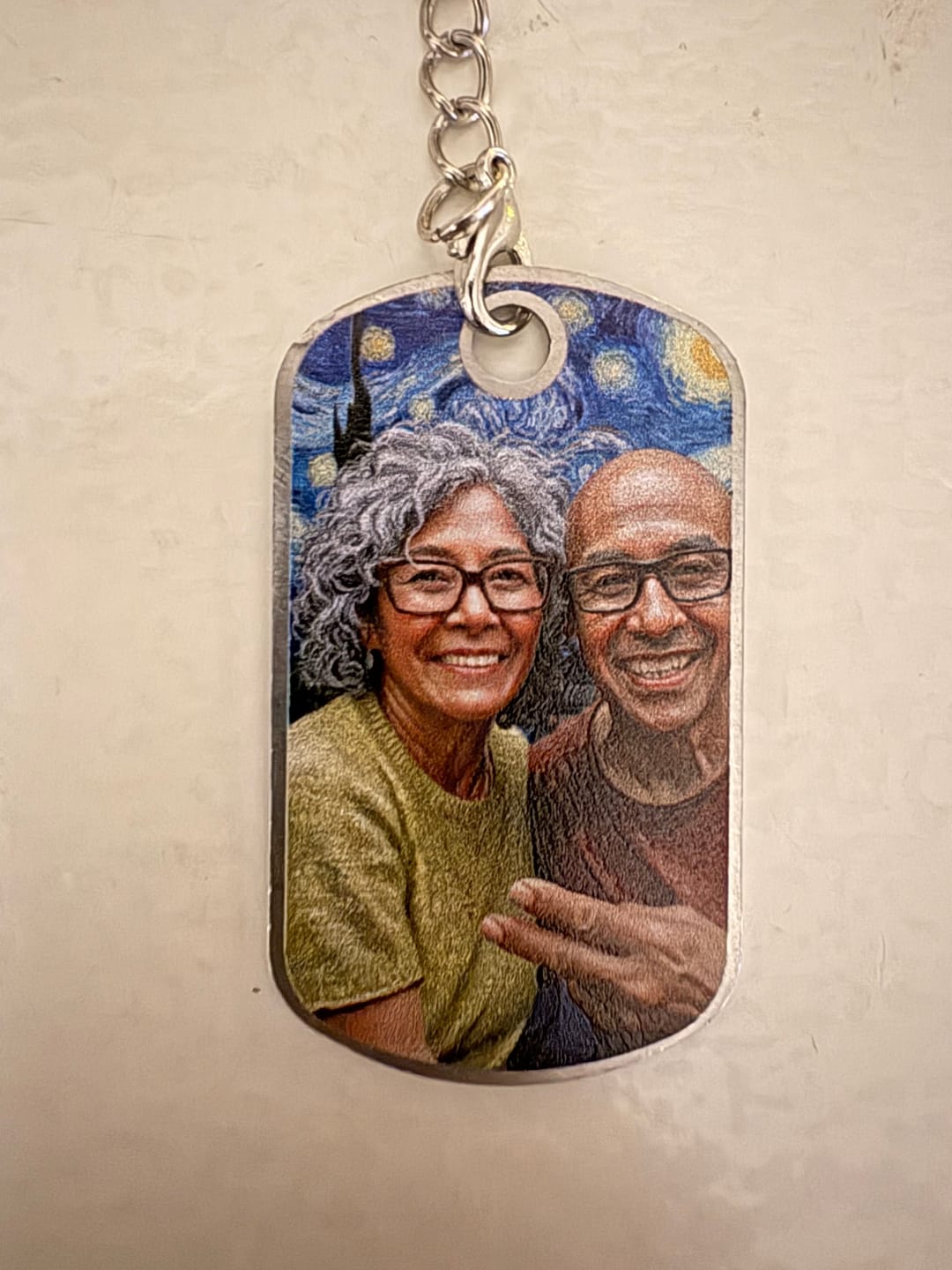 Customer photo review of Ons jubileum (Van Gogh-stijl) - Gepersonaliseerde metalen sleutelhanger
