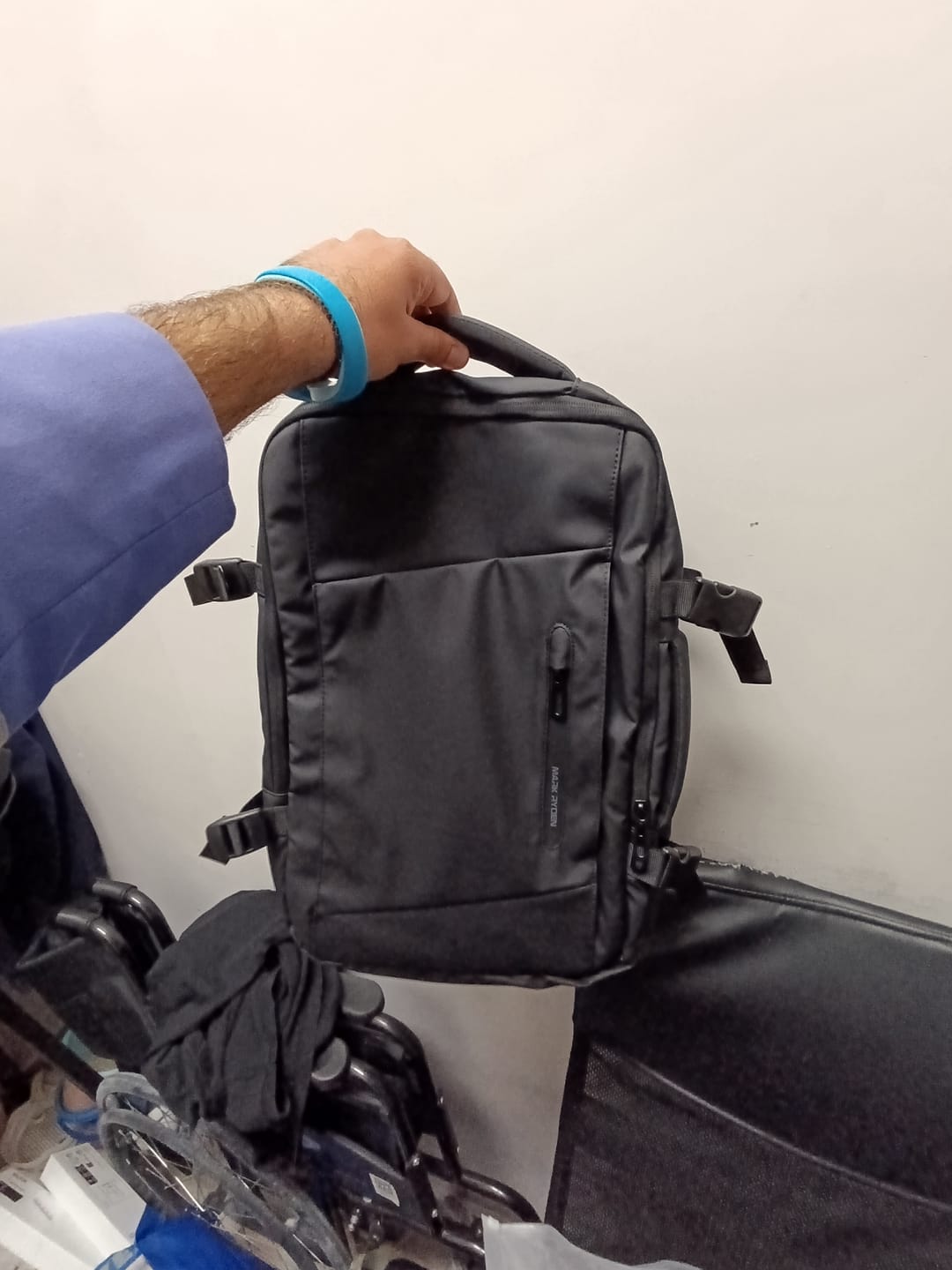 Customer photo review of Expandos: Versatile Expandable Laptop Backpack For All-day Traveling