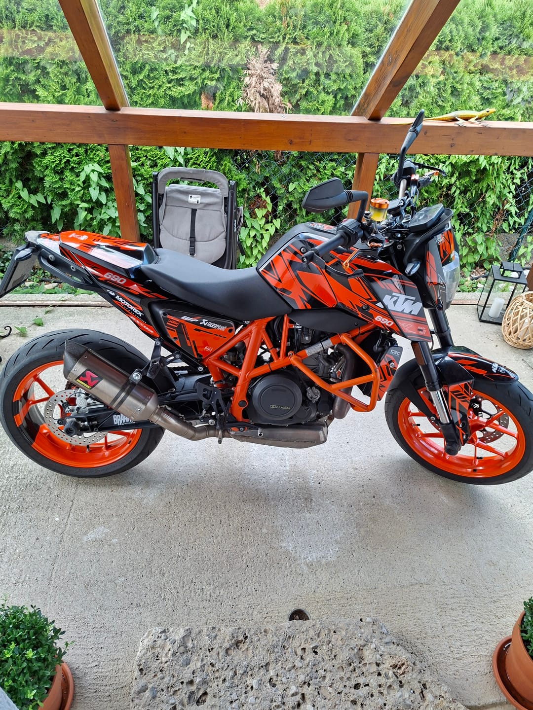 Customer photo review of KTM 690 Duke GRAPHICS - "Pulse" (Orange)