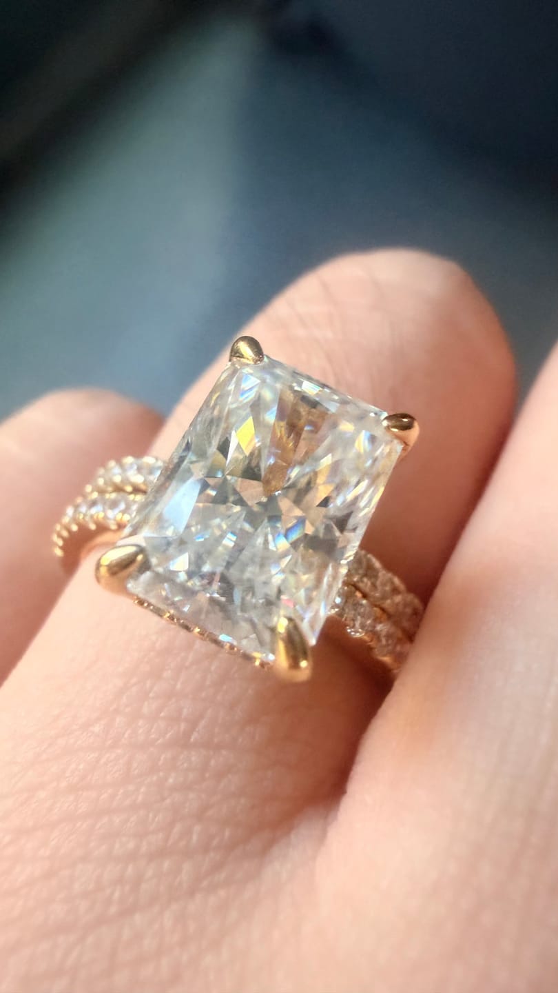 Customer photo review of S925 Moissanite 3.5 Ct Radiant Cut White Gold/Yellow Gold/Rose Gold Wedding Ring For Women