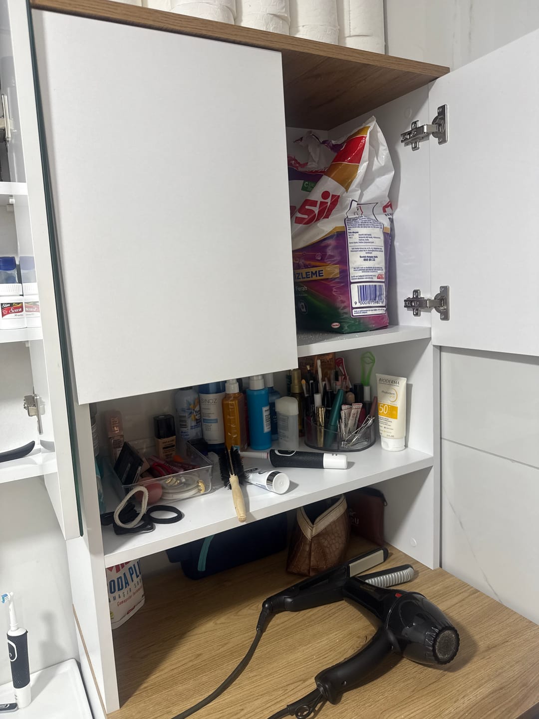 Customer photo review of Rani KD118 Çamaşır Makinesi Dolabı 3 Raflı Kapaklı Banyo Dolabı Beyaz - Sepet Ceviz