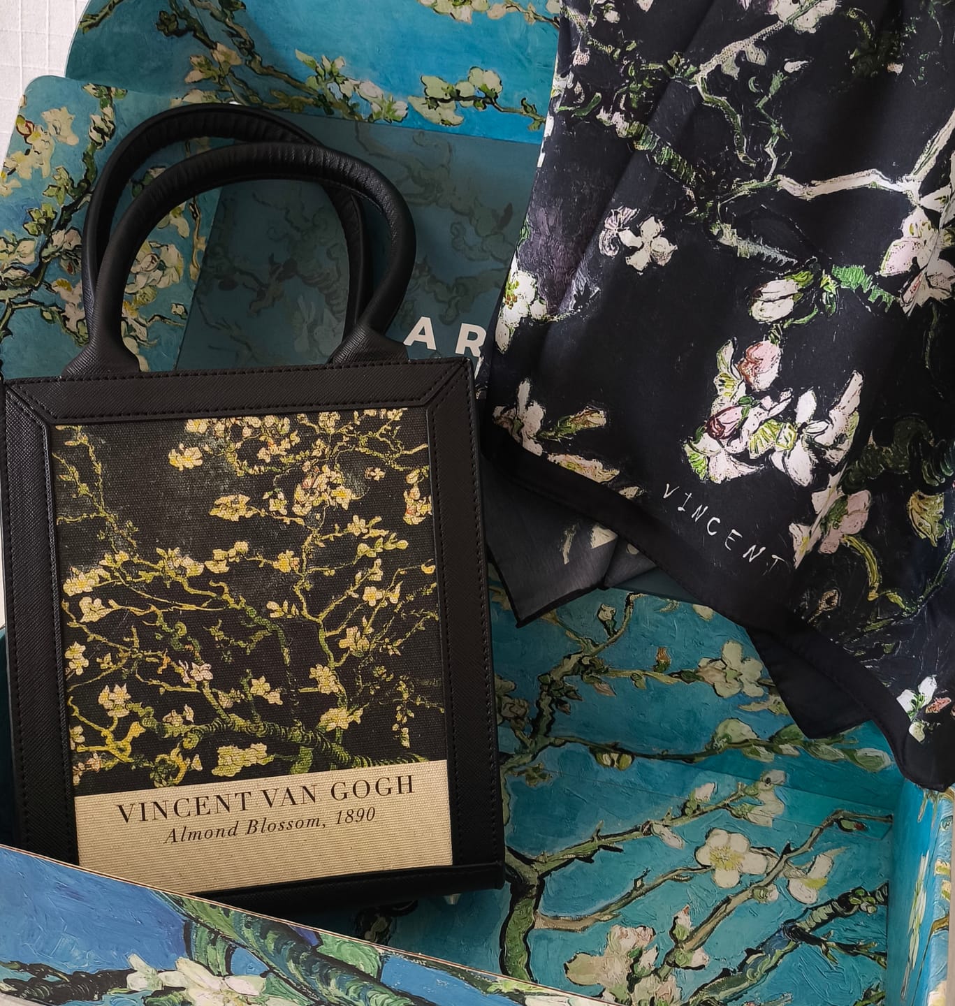 Customer photo review of Van Gogh Almond Blossom Tablo Çanta