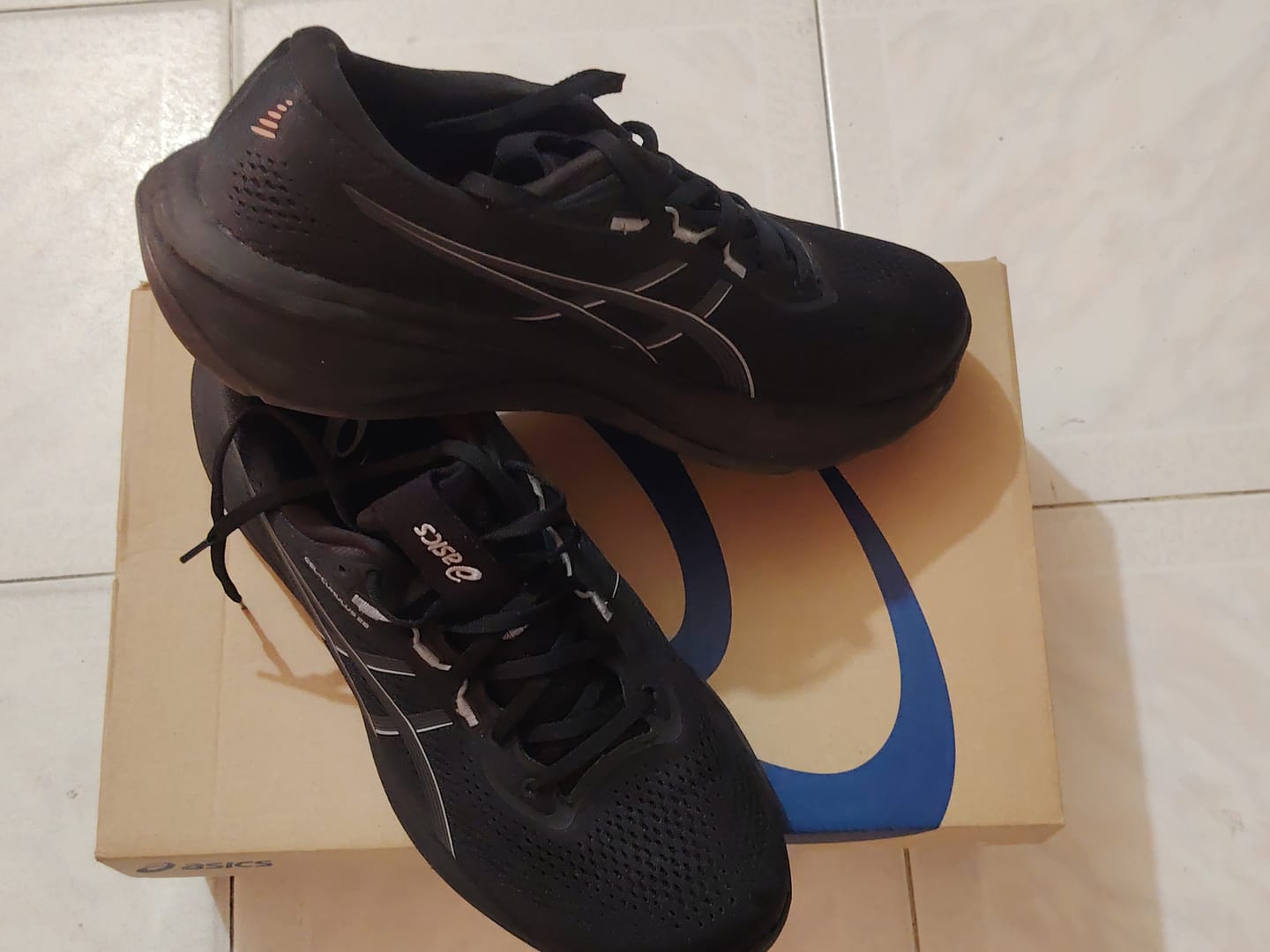 Customer photo review of Asics Gel Cumulus 28 Hombre Black Carrier Grey