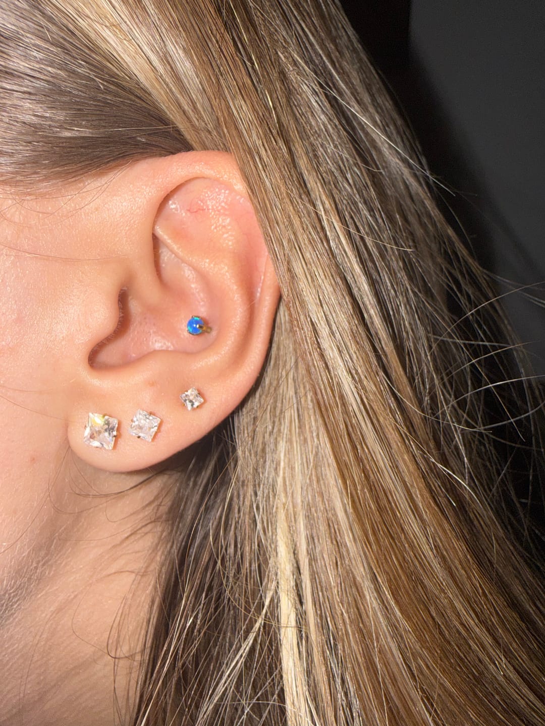 Customer photo review of Aretes Zirconia Cuadrada Primera Perforacion Titanio
