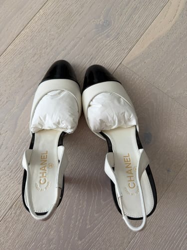 Customer photo review of CC Métiers d'Art Apple Slingback Pumps 8.5cm Black White Cowhide Leather