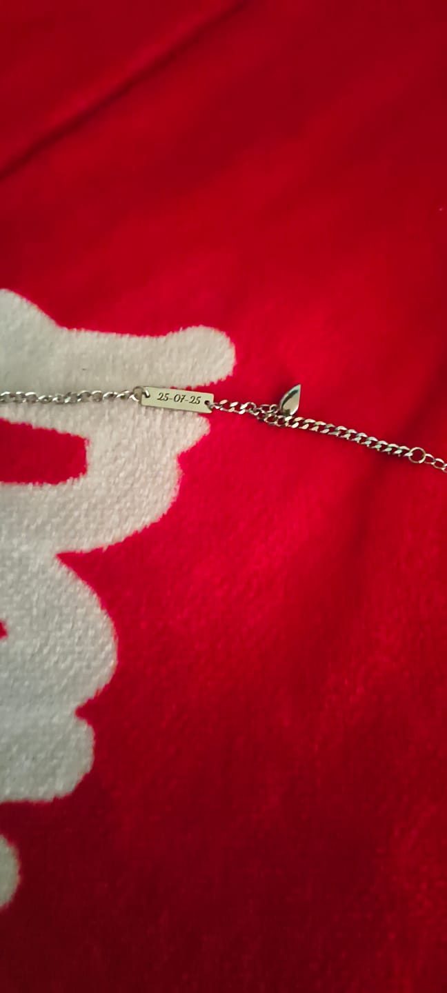Customer photo review of Pulseras de Pareja con Imán de Corazón Personalizada