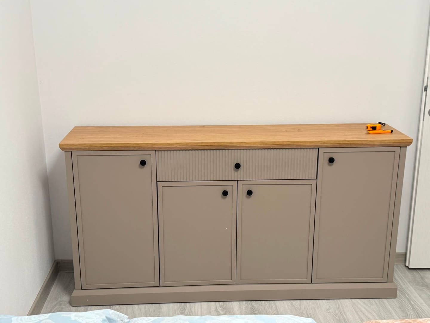 Customer photo review of Comoda moderna living IDELLO, taupe/stejar, PAL, 172x39x89 cm