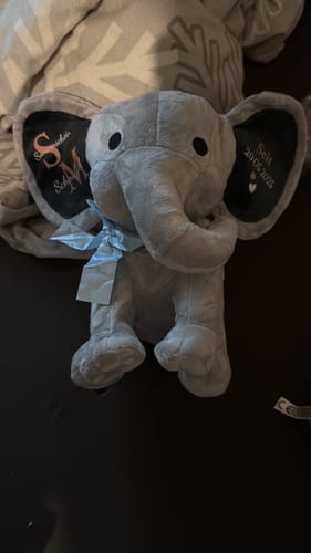 Kunden-Stofftier Zusammen seit, ein grauer Elefant mit blauer Schleife, personalisiert mit Datum und Namen auf den Ohren.