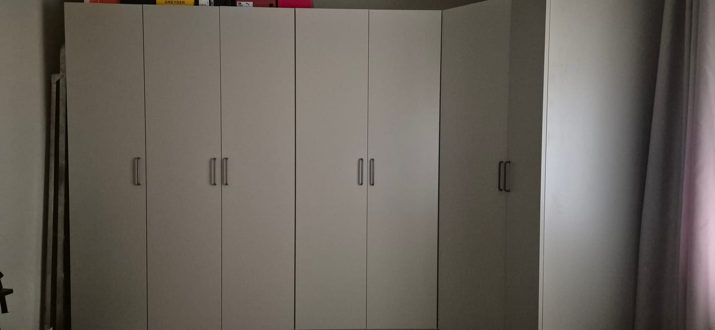 Customer photo review of Rani BA237 Gardırop Tek Kapaklı 5 Raflı Elbise Dolabı Kumtaşı