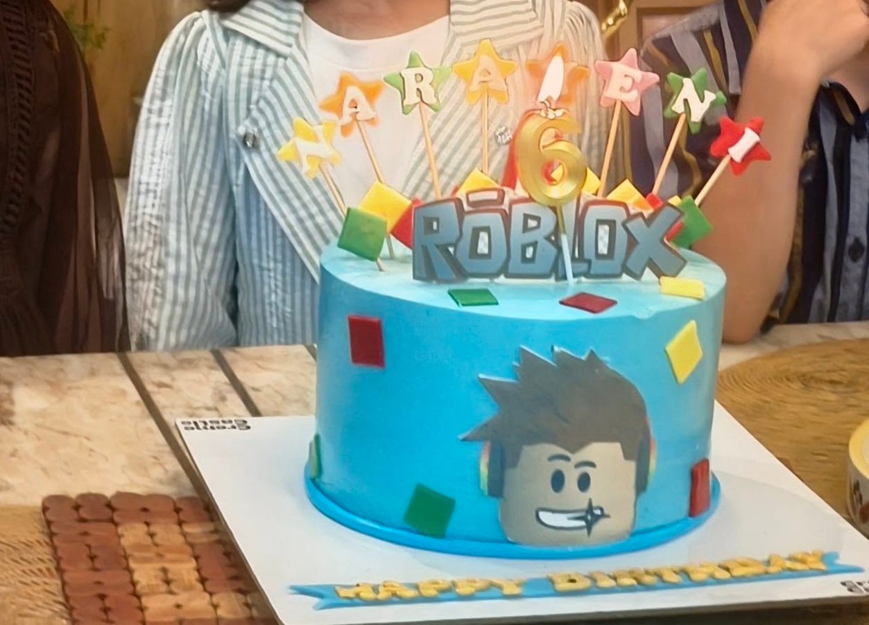 Customer photo review of Roblox Blocks Cake