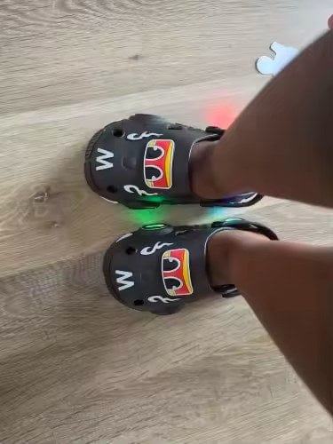 Customer photo review of GlowRun LED Auto Hausschuhe Kinder | Leuchtende Pantoffeln Blinkend Leichtgewicht