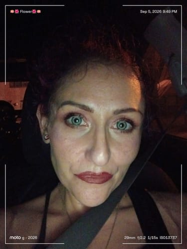 Reviewer wearing vibrant blue Perla contact lenses, showing a natural color change on dark eyes.