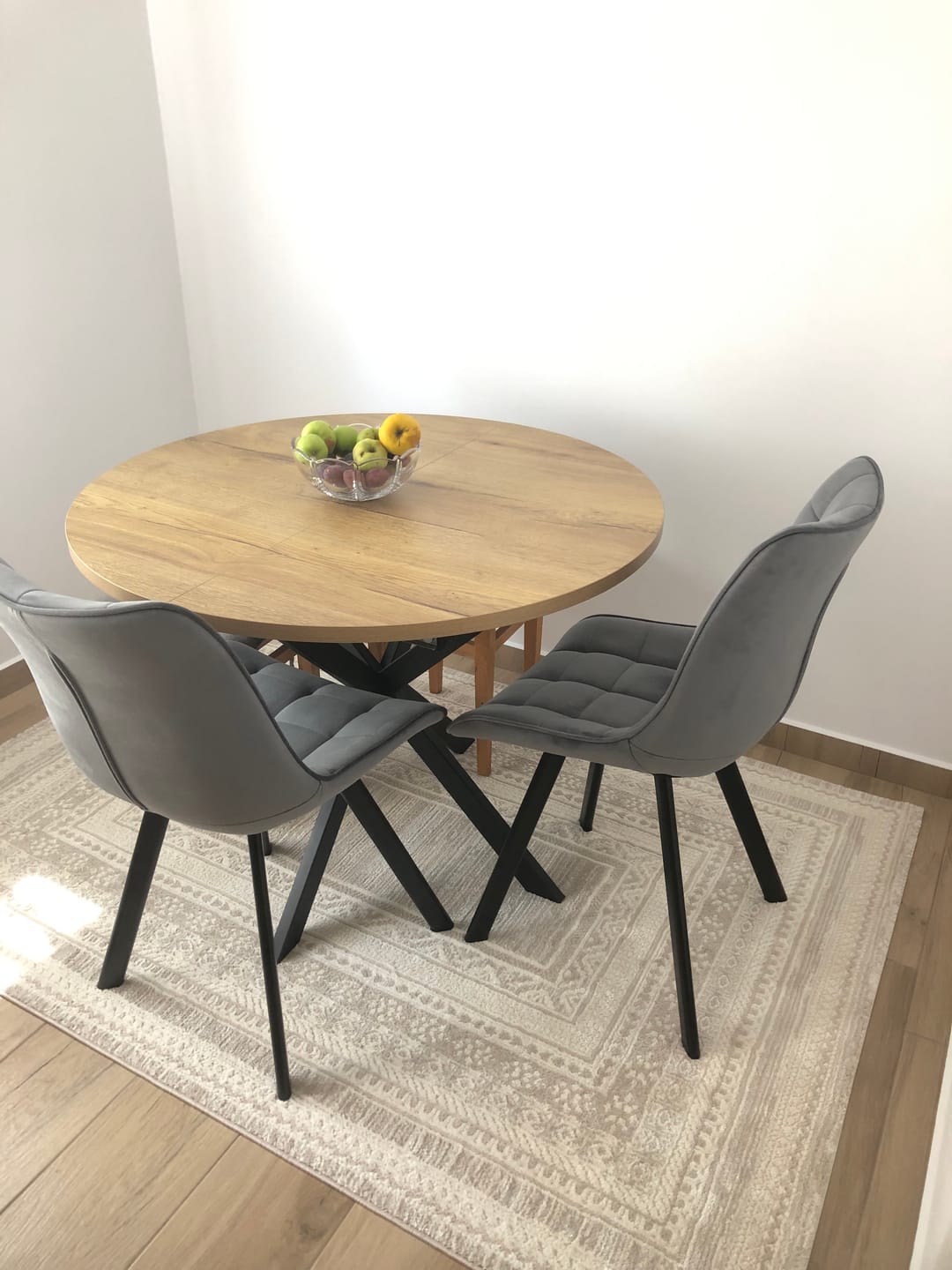 Customer photo review of Scaun tapitat modern K332, gri/negru, stofa catifelata/metal, 46X61X84 CM