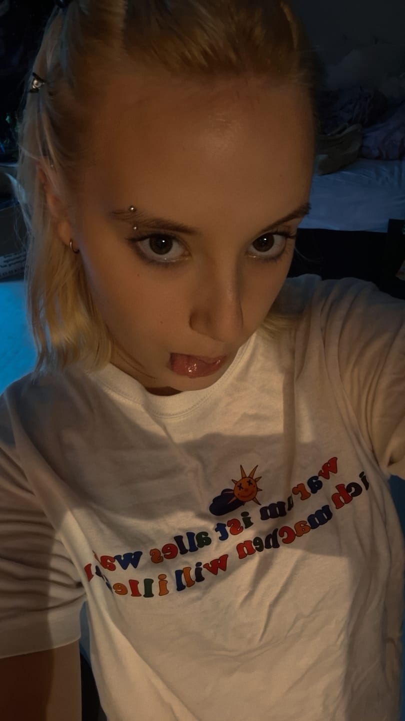 Customer photo review of warum ist alles was ich machen will illegal T-Shirt