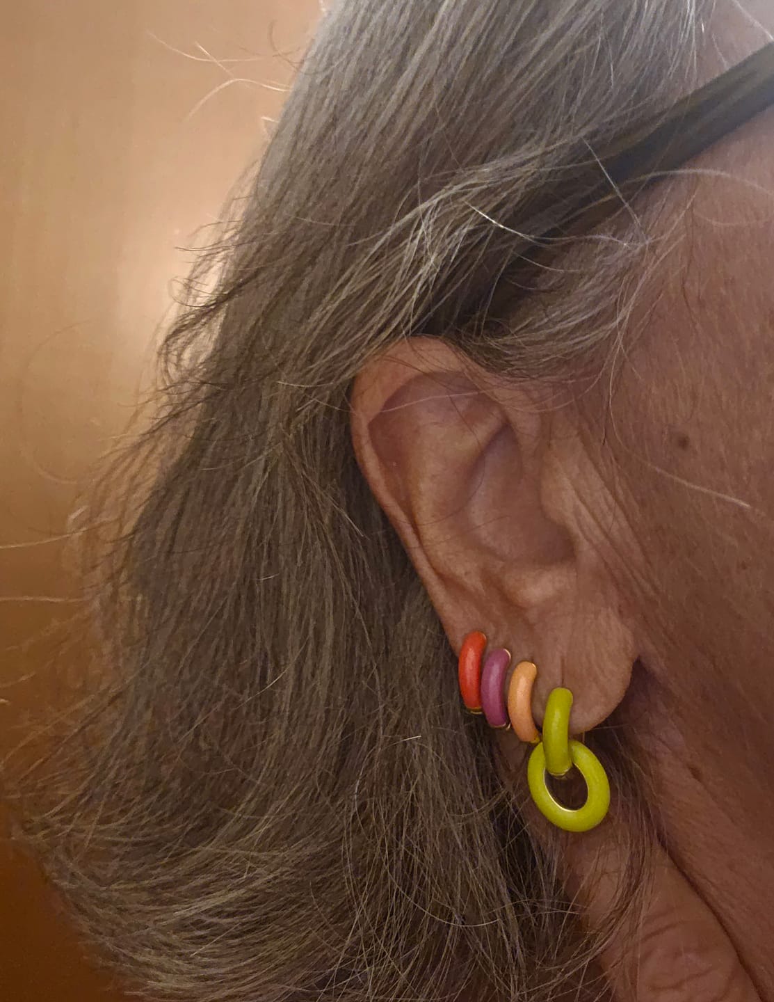 Customer photo review of Orecchino HOOP GEMS - Tangerine