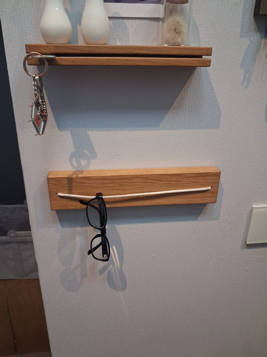 Customer photo review of Brillenhalter SPECULA aus Holz