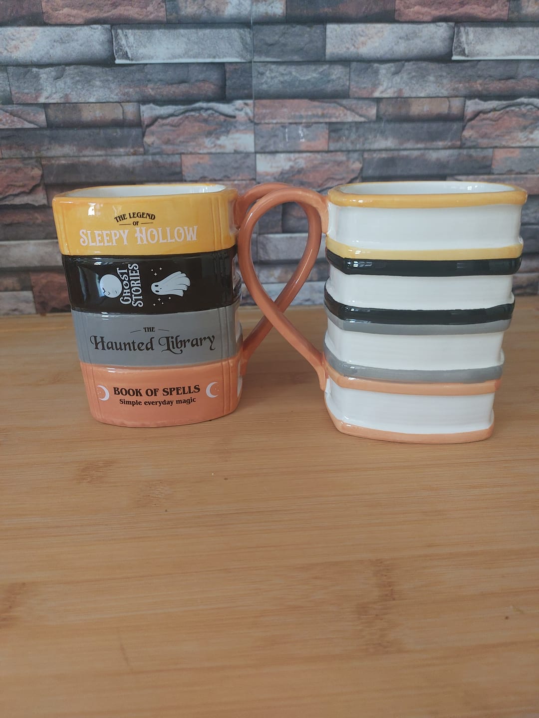 Customer photo review of Halloween Bücherstapel Tasse – Keramikbecher im Buchdesign für Bücherliebhaber