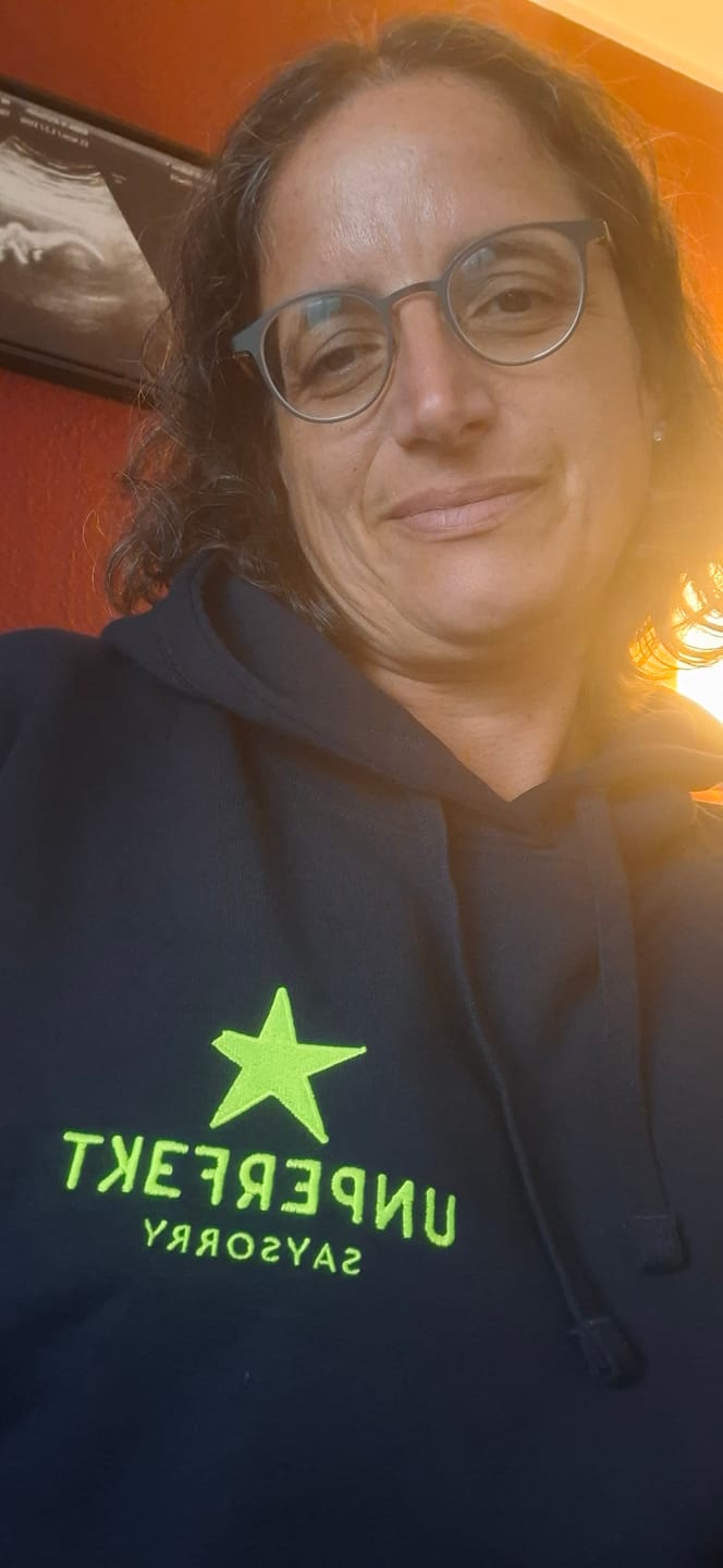 Customer photo review of 80er-Edition unisex Hoodie »Unperfekt im 80er Style« vorne hochwertig Neon bestickt
