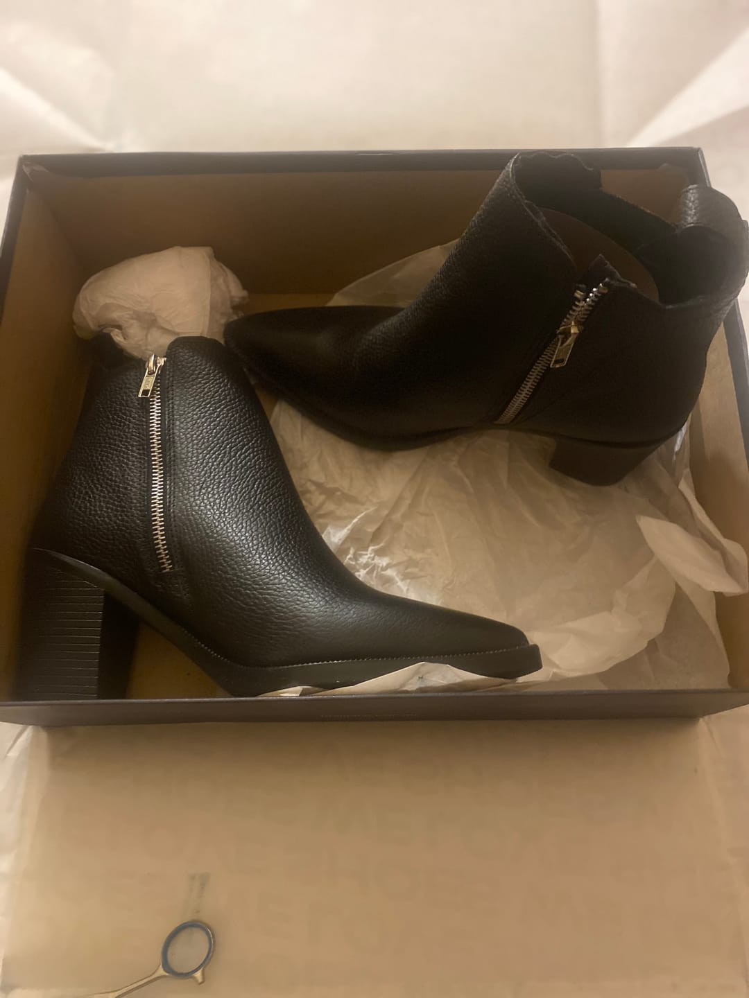 Customer photo review of BOTA CHELSEA TACÓN BLOQUE PIEL NEGRO TEXTURA