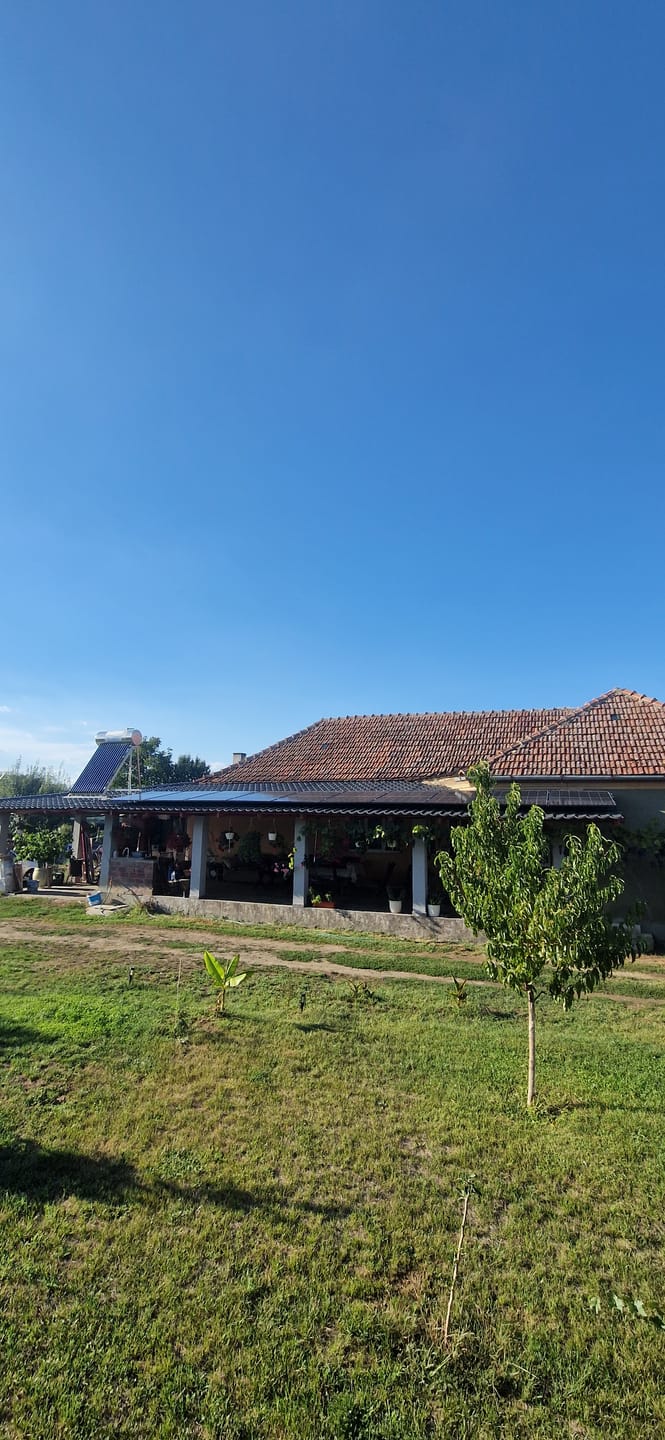 Customer photo review of Sistem Fotovoltaic 5kW OffGrid Complet cu acumulator Lifepo4 5kWh 10Panouri 455W