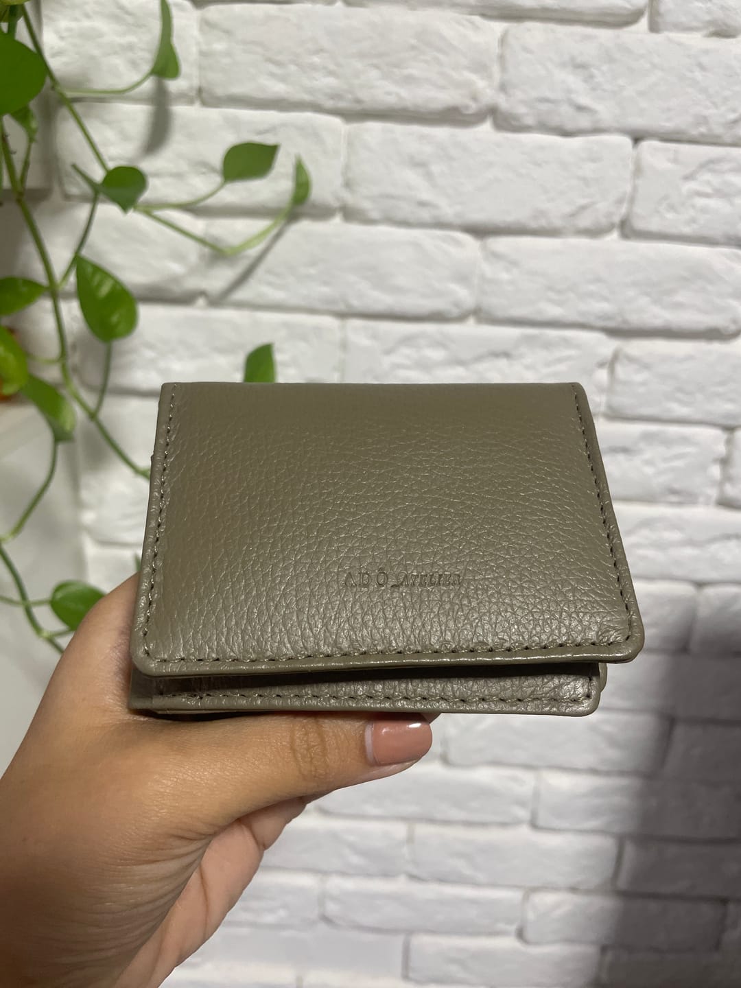 Customer photo review of Carteira Mini Bull Couro Adô Cor Cinza Fendi