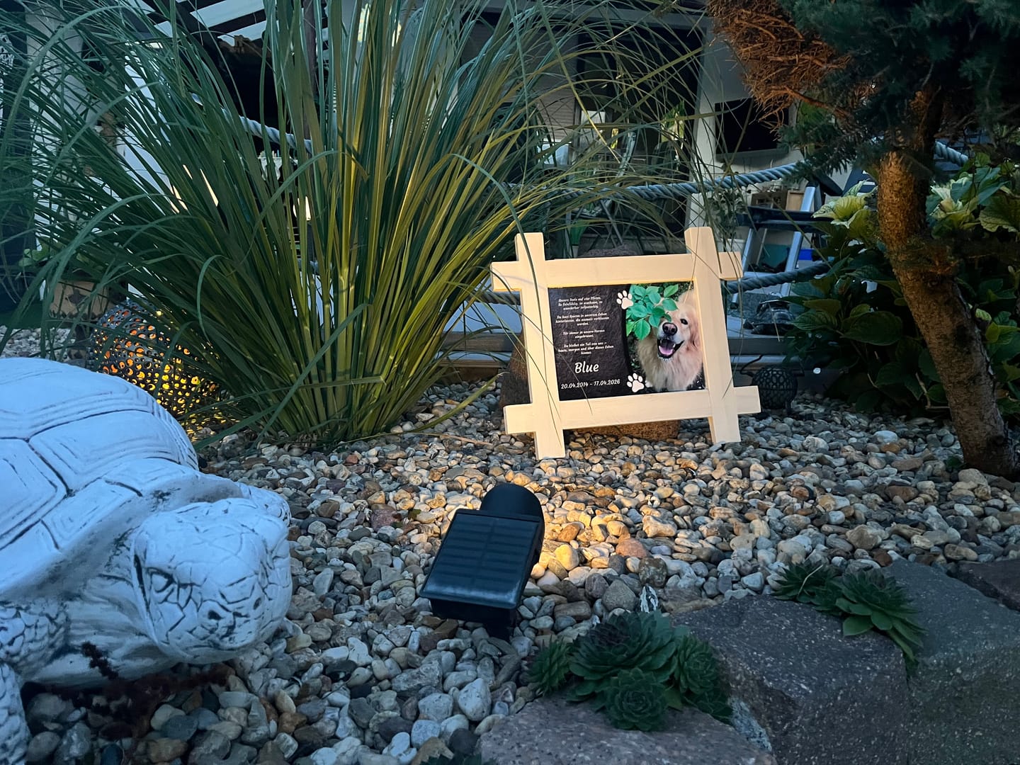 Customer photo review of Hunde Gedenktafel mit Foto & Spruch (UV- & Wetterfest)