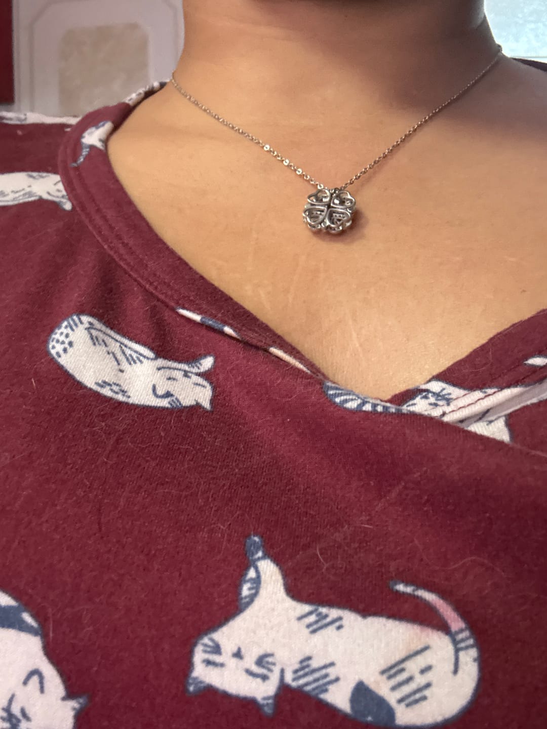 Customer photo review of Collar Trébol de Corazones con Imán