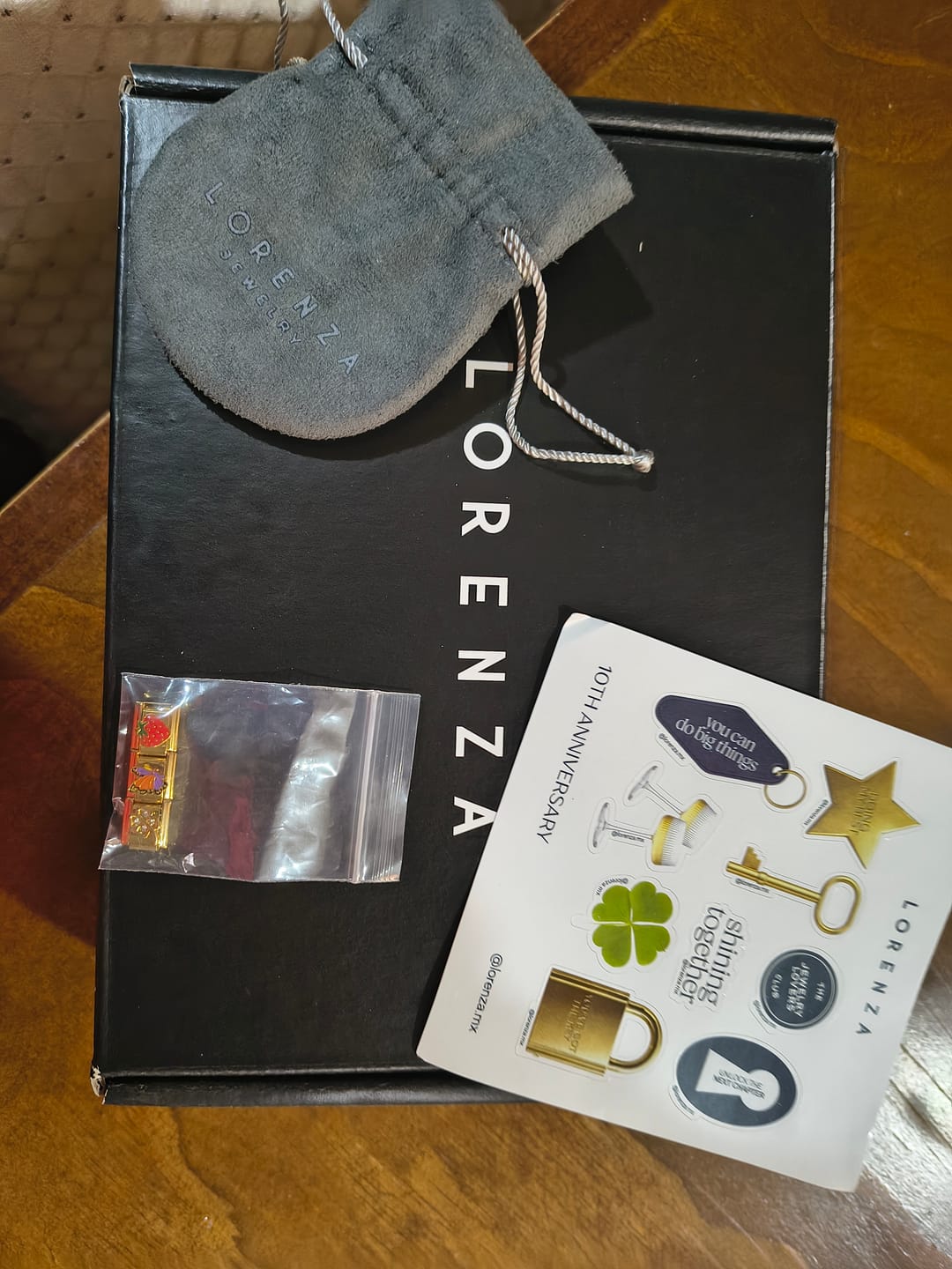 Customer photo review of Charm Trebol Dorado Zirconia