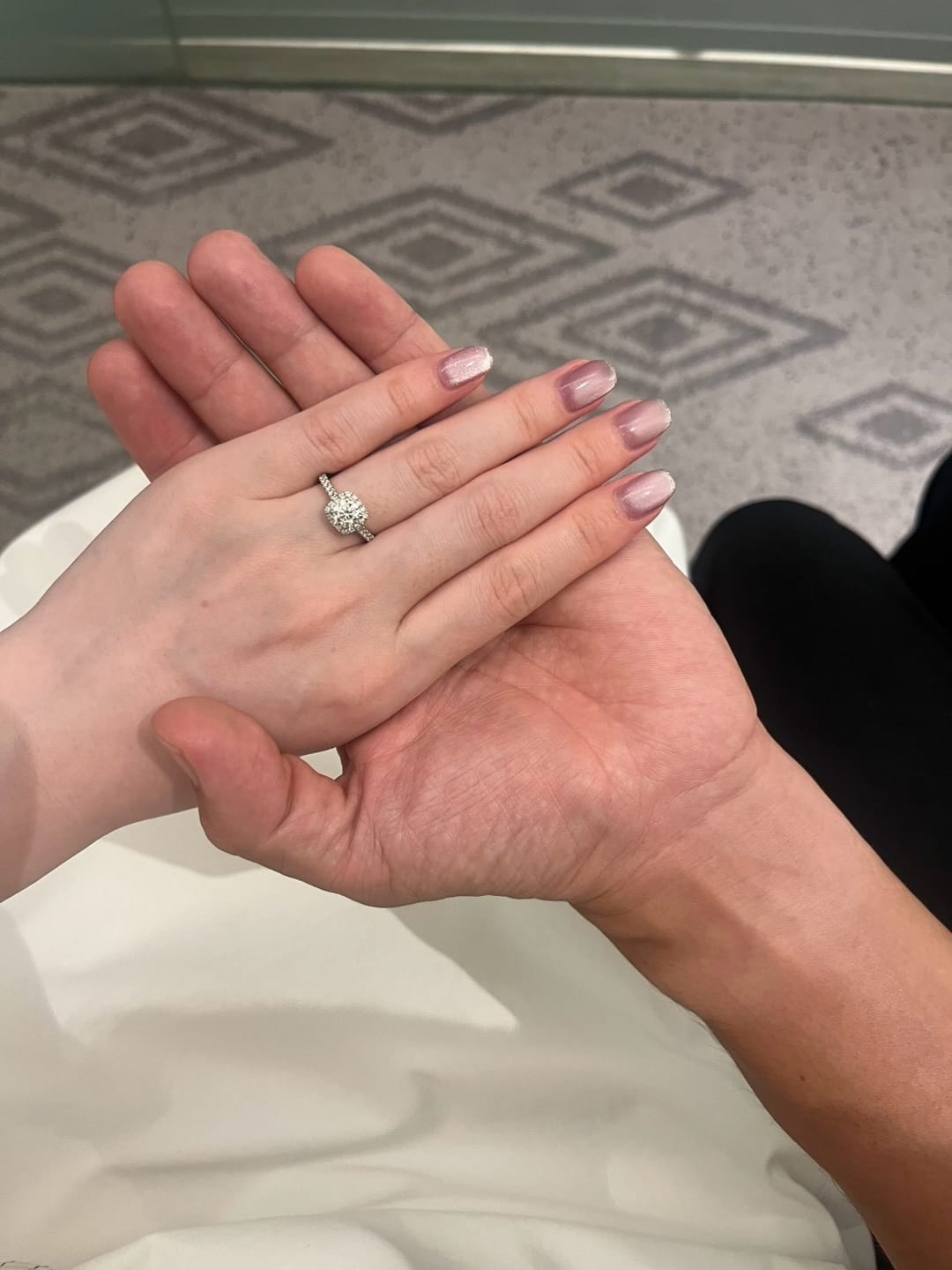 Customer photo review of Signature Collection N°3（クッションヘイローリング）| ラボグロウンダイヤモンド 婚約指輪