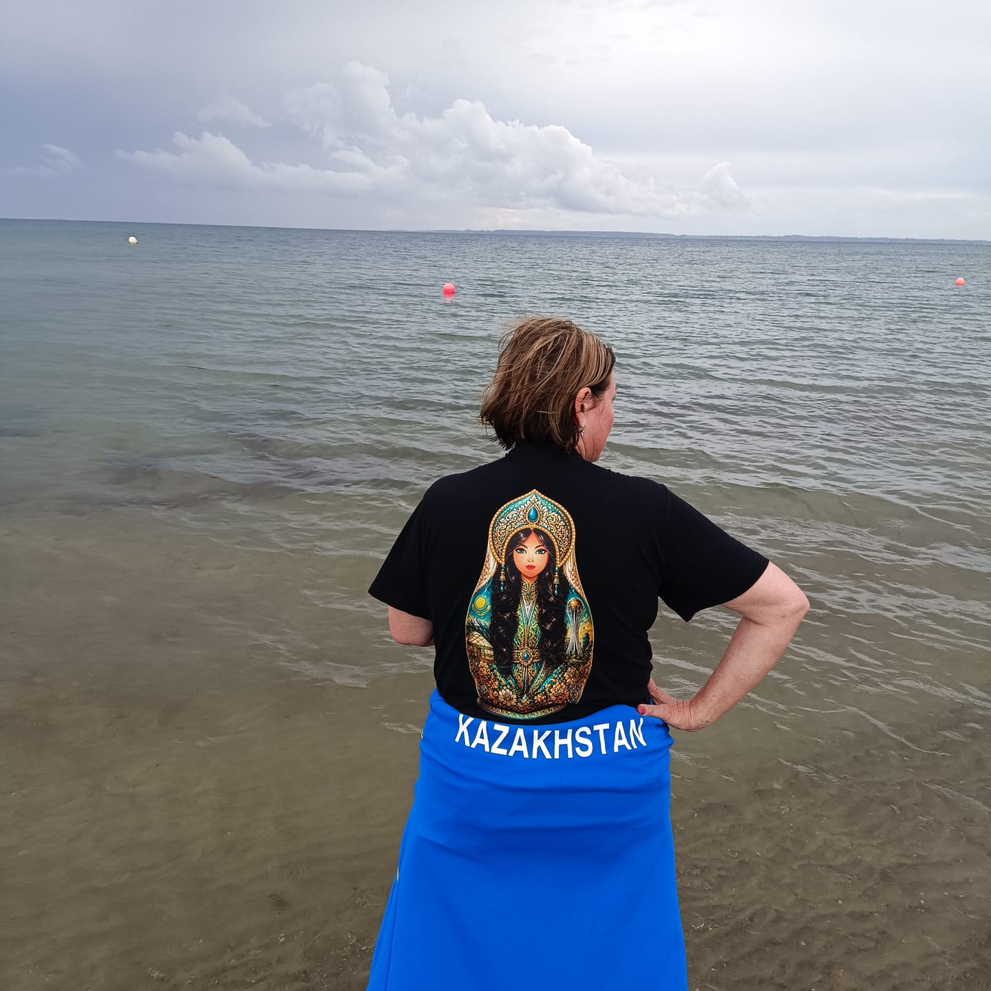 Customer photo review of QASAQ GIRL BRUNETT - Damen Oversized T-Shirt schwarz by SAEBIS®